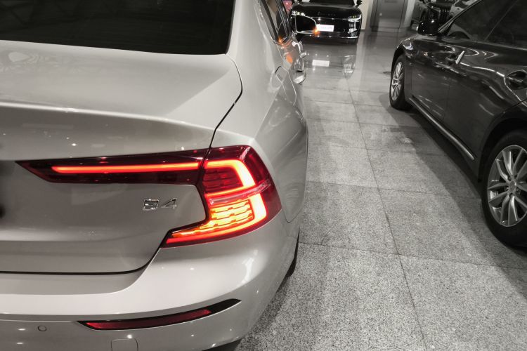 沃尔沃S60 2024款 B4 智逸豪华版车身外观9