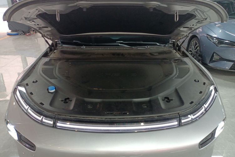 小鹏P7 2023款 P7i 610 Max 性能版机舱底盘24