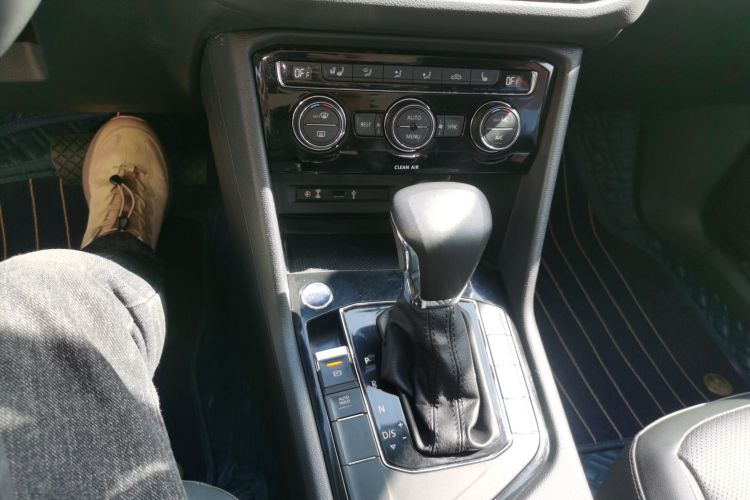 大众 途观L 2017款 330TSI 自动两驱旗舰版中控内饰18