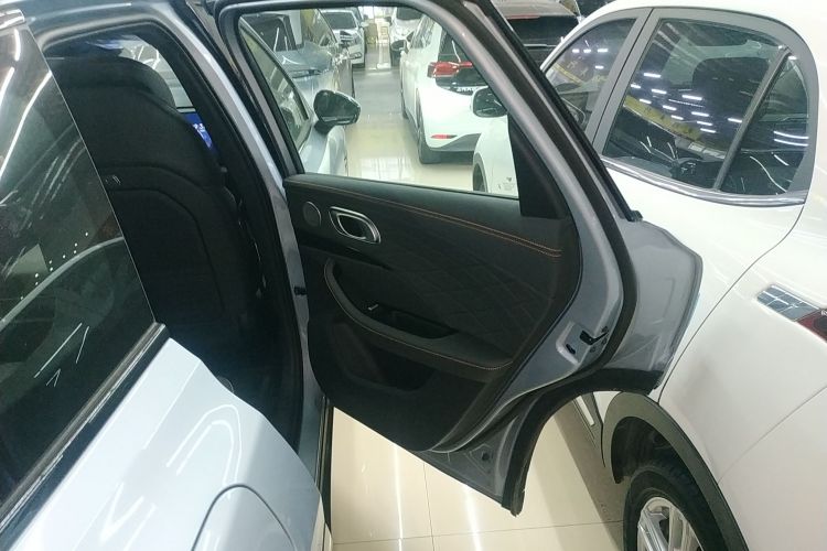 哪吒汽车 哪吒L 2024款 增程 310 闪充红衣版中控内饰45