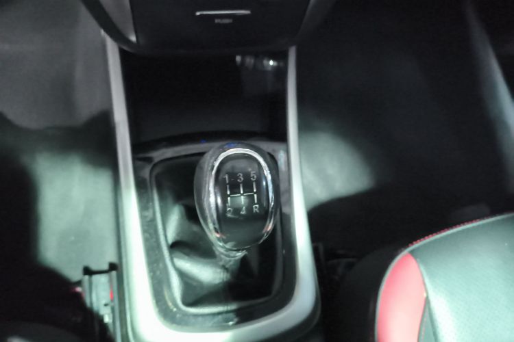 长安 逸动 2015款 1.6L 手动俊酷型 国V局部细节18