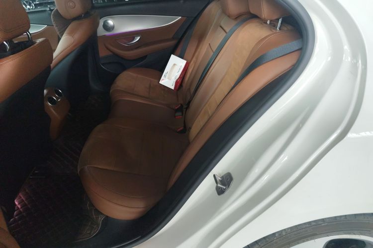 奔驰E级 2017款 E 200 运动型中控内饰21
