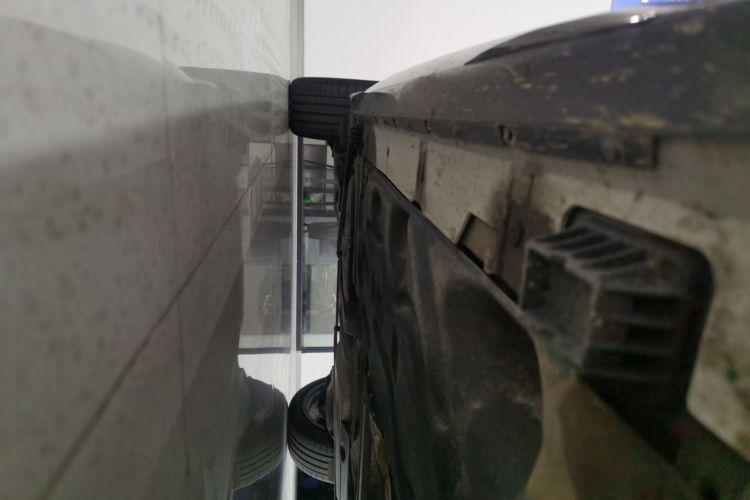 宝马X2 2021款 改款 sDrive25i 曜夜版机舱底盘29