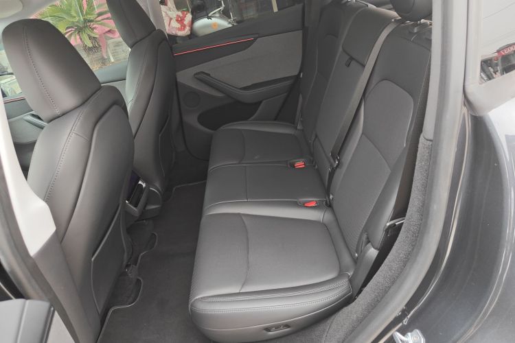特斯拉 Model Y 2025款 后轮驱动 首发版中控内饰21