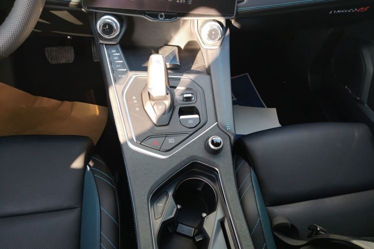 领克05 2020款 2.0TD 两驱耀Halo中控内饰18