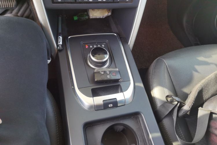 路虎 发现神行 2018款 240PS SE版中控内饰18