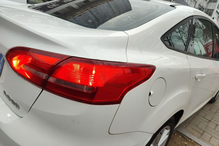 福特 福克斯 2017款 三厢 1.6L 自动风尚型智行版车身外观9