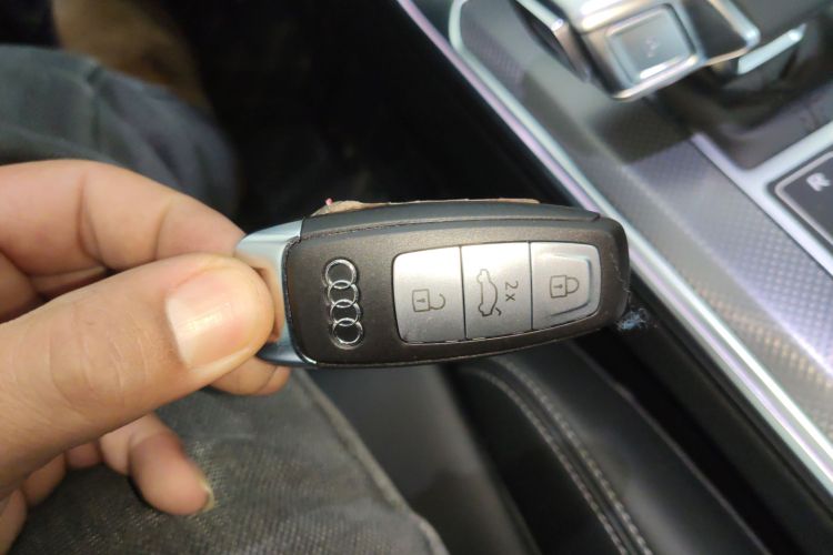 奥迪A6L 2025款 改款 45 TFSI 臻选动感型中控内饰7001