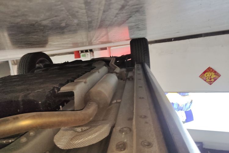 哈弗枭龙MAX 2023款 1.5L Hi4 105 四驱智能旗舰版机舱底盘29