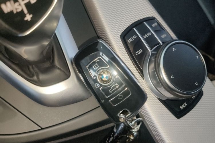 宝马3系 2018款 320i M运动套装中控内饰7001