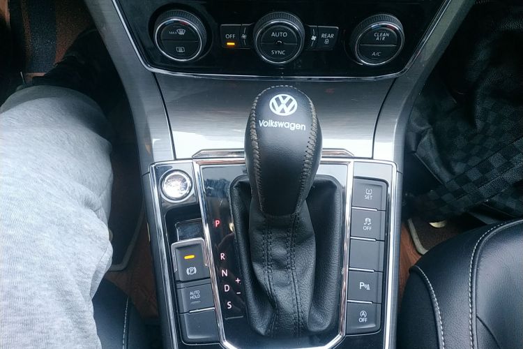 大众 帕萨特 2017款 330TSI DSG尊荣版中控内饰18