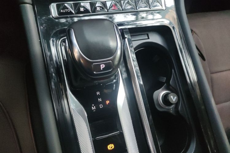 红旗H5 2023款 2.0T 自动智联旗领版中控内饰18