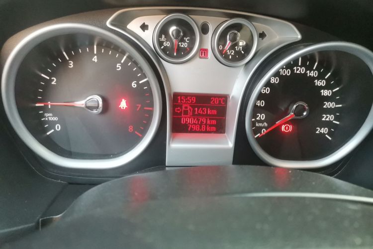 福特 福克斯 2013款 两厢经典 1.8L 手动基本型中控内饰15