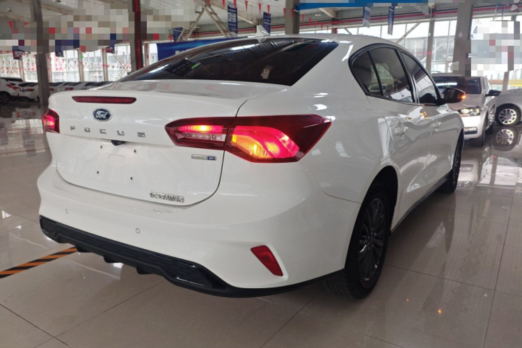 福特 福克斯 2022款 三厢 EcoBoost 180 自动竞速版车身外观7
