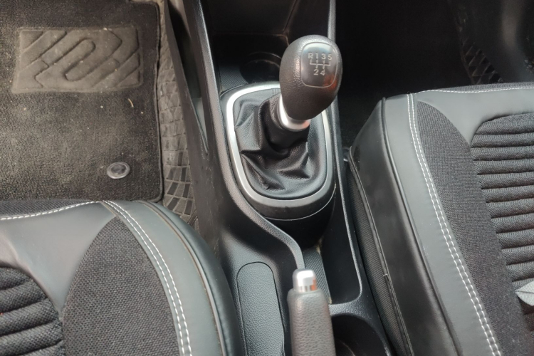 起亚K2 2015款 三厢 1.4L MT GLS中控内饰18