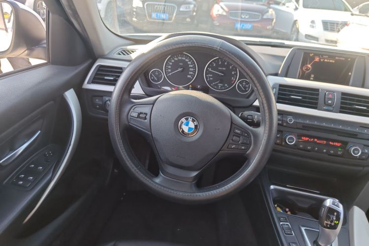 宝马3系 2015款 320i 超悦版时尚型局部细节13