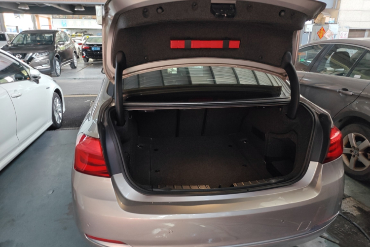 宝马3系 2016款 320Li 时尚型机舱底盘23