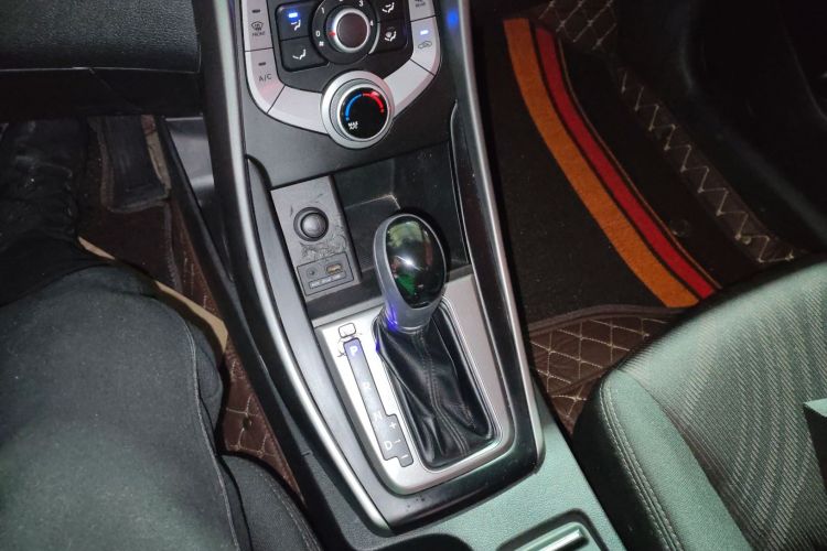 现代 朗动 2015款 1.6L 自动时尚型中控内饰18