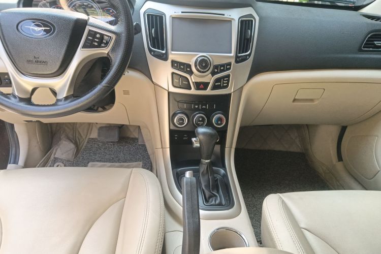 海马S7 2015款 2.0L 自动智尚型中控内饰18