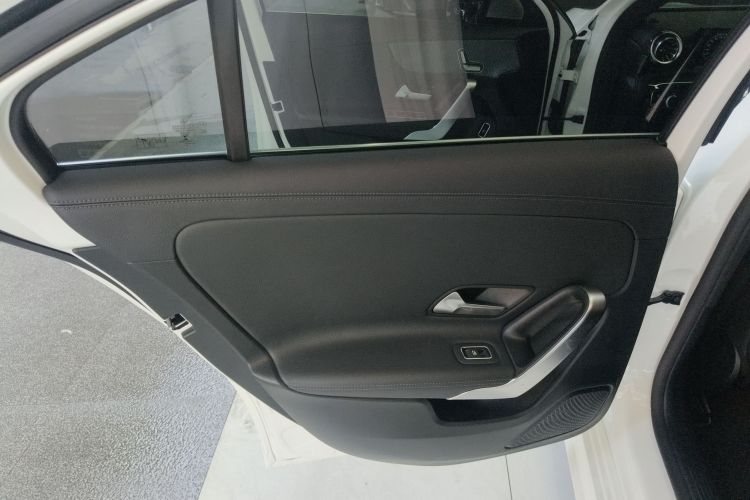 奔驰A级 2021款 A 200 L 运动轿车时尚型中控内饰7008