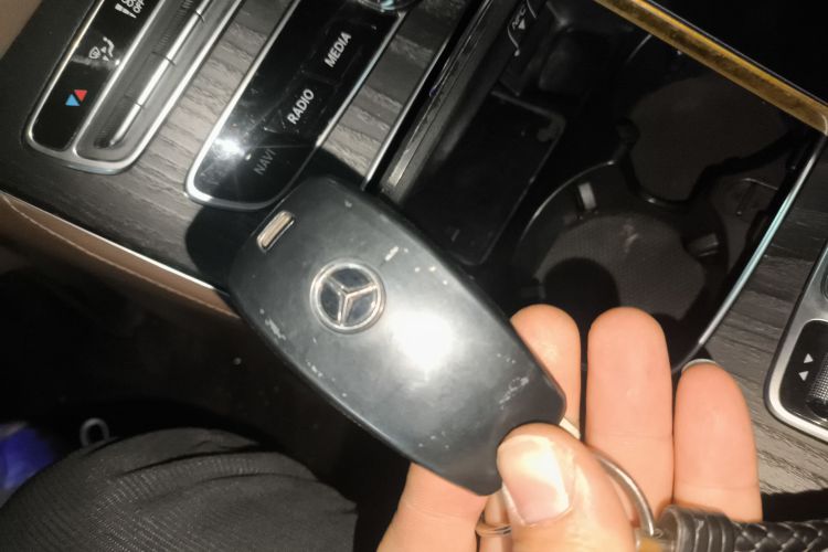 奔驰E级 2020款 改款 E 300 L 运动时尚型中控内饰11