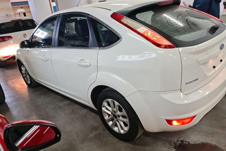 福特 福克斯 2013款 两厢经典 1.8L 手动百万纪念版车身外观4