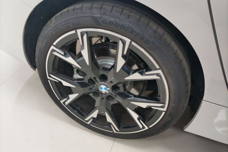 宝马2系 2025款 225L M运动曜夜套装车身外观6002