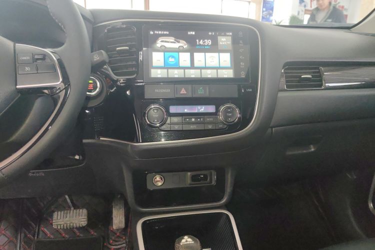 三菱 欧蓝德 2020款 2.0L 两驱畅享版 5座中控内饰16