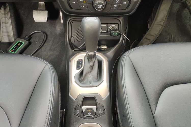 Jeep 自由侠 2018款 互联大屏版 180T 自动高能版中控内饰18