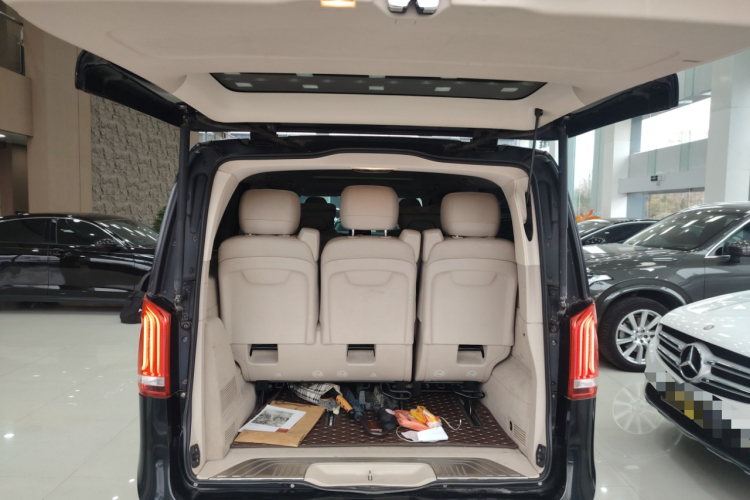 奔驰V级 2016款 V 260 L 尊贵加长版机舱底盘23