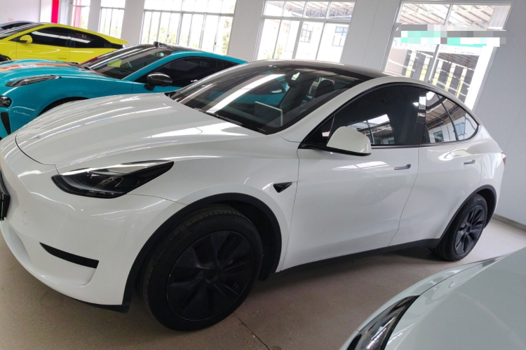 特斯拉 Model Y 2024款 后轮驱动版车身外观4