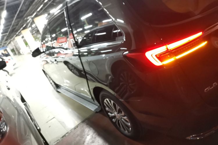 别克GL8 2021款 陆上公务舱 652T 豪华型车身外观4