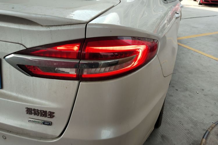 福特 蒙迪欧 2020款 EcoBoost 180 时尚型车身外观9