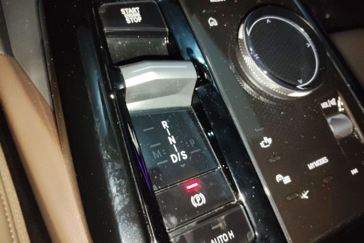 宝马5系 2025款 530Li 领先型 M运动套装中控内饰18