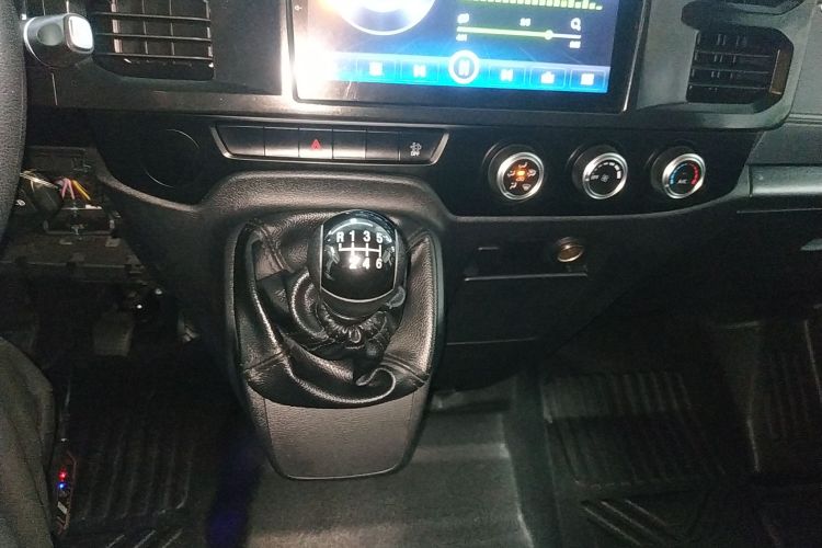 江铃福顺 2023款 2.0T 手动短轴中顶商运型多功能乘用车5座局部细节18