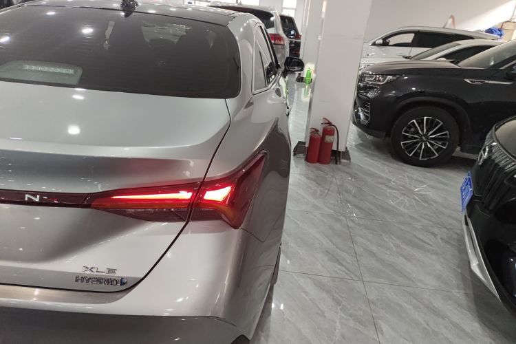 丰田 亚洲龙 2022款 双擎 2.5L XLE尊贵版车身外观9