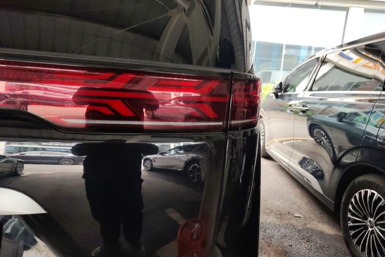 腾势D9 2022款 DM-i 1040 尊贵型车身外观9