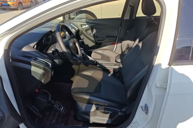 福特 福克斯 2018款 两厢经典 1.6L 自动风尚型智行版中控内饰19