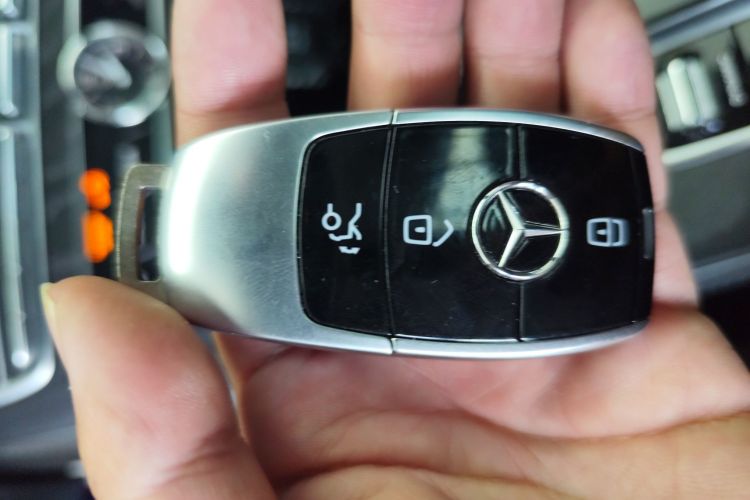 奔驰E级(进口) 2019款 E 300 轿跑车中控内饰7001