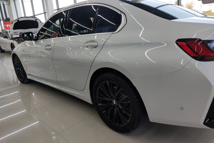 宝马3系 2025款 325i M运动套装车身外观4