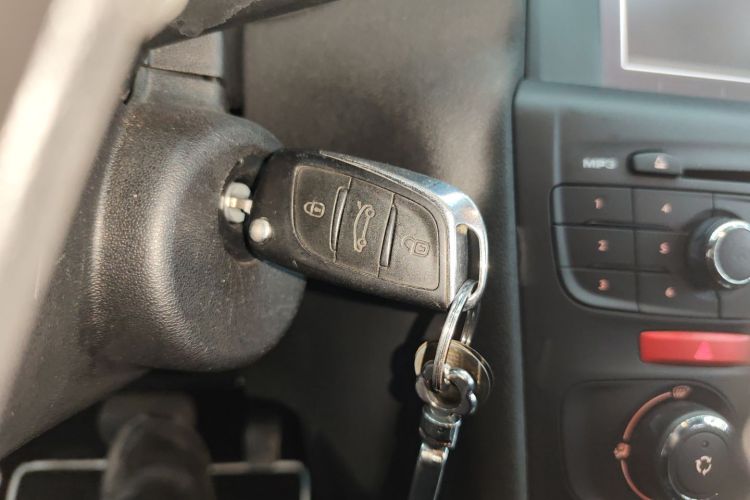 雪铁龙C4L 2015款 1.2T 自动豪华版中控内饰7001