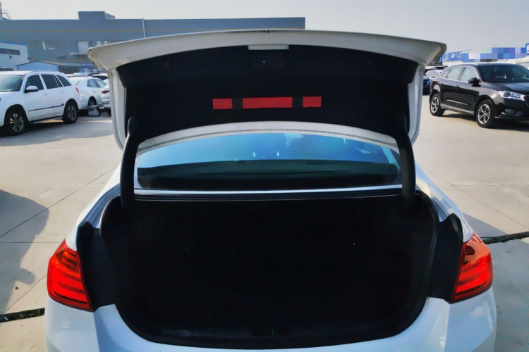 宝马3系 2013款 316i 进取型机舱底盘23