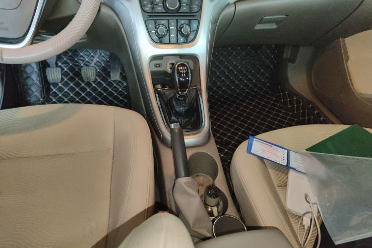 别克 英朗 2013款 GT 1.6L 手动舒适版中控内饰18