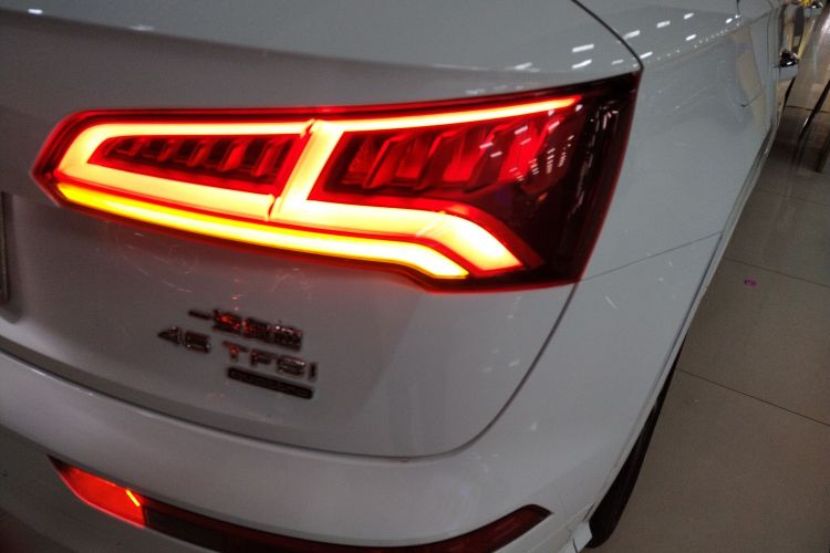 奥迪Q5L 2020款 45 TFSI 尊享运动型车身外观9