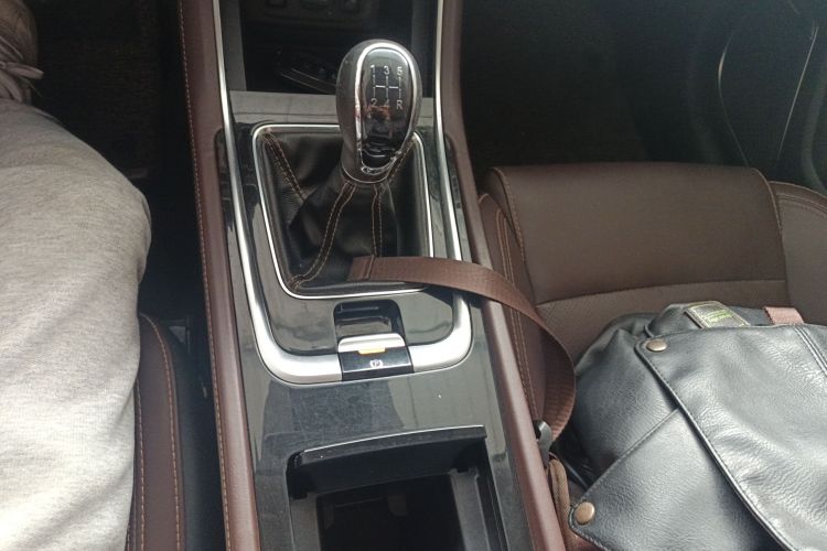 长安 逸动 2018款 1.6L GDI 手动领尚型中控内饰18