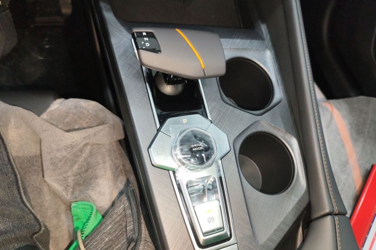 长安UNI-V 2024款 1.5T 尊贵型中控内饰18