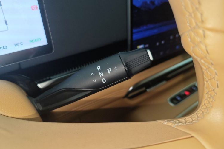 岚图汽车 岚图梦想家 2025款 PHEV 四驱尊贵鲲鹏版中控内饰18