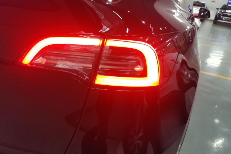 特斯拉 Model Y 2021款 长续航全轮驱动版车身外观9