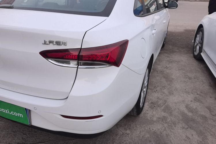 别克 英朗 2021款 改款 典范 1.5L 自动精英型车身外观9