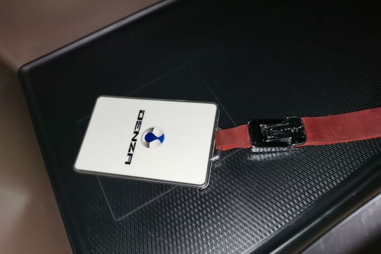 腾势D9 2022款 DM-i 970 四驱尊荣型中控内饰7001